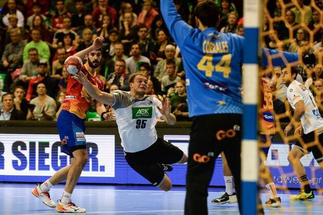 Handball, Herren, Länderspiel in Berlin, Saison 2017 18, Deutschland - Spanien, Paul Drux (Nr. 95, Deutschland), TW Rodrigo Corrales (Nr. 44, Spanien), 29.10.17, Copyright: xMichaelxHundtx xMatthiasxKochx