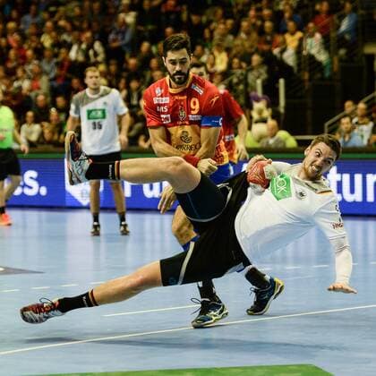 Handball, Herren, Länderspiel in Berlin, Saison 2017 18, Deutschland - Spanien, Hendrik Pekeler (Nr. 13, Deutschland), Raul Entrerrios Rodriguez (Nr. 9, Spanien), 29.10.17, Copyright: xMichaelxHundtx xMatthiasxKochx