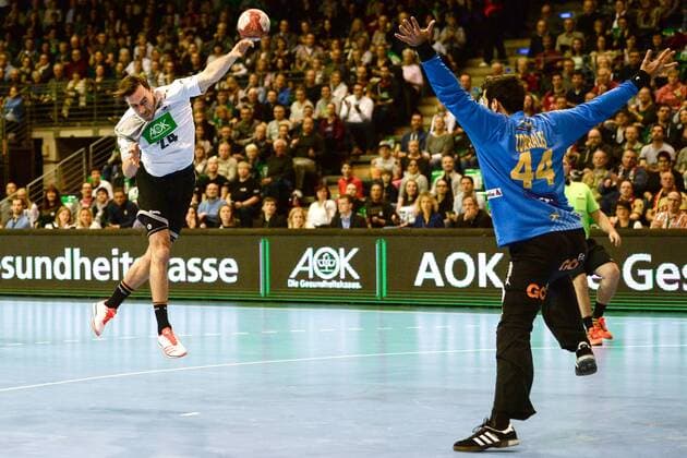 Handball, Herren, Länderspiel in Berlin, Saison 2017 18, Deutschland - Spanien, Patrick Groetzki (Nr. 24, Deutschland), TW Rodrigo Corrales (Nr. 44, Spanien), 29.10.17, Copyright: xMichaelxHundtx xMatthiasxKochx