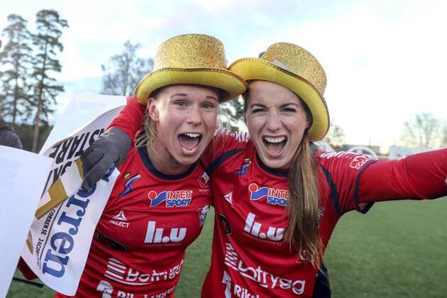 Fußball, Damen, Linköping feiert den Gewinn der schwedischen Meisterschaft 171029 Linköpings Kosovare Asllani jublar efter fotbollsmatchen i damallsvenskan mellan Kvarnsveden och Linköping den 29 oktober 2017 i Borlänge.  Copyright: DANIELxERIKSSON BB171029DR012