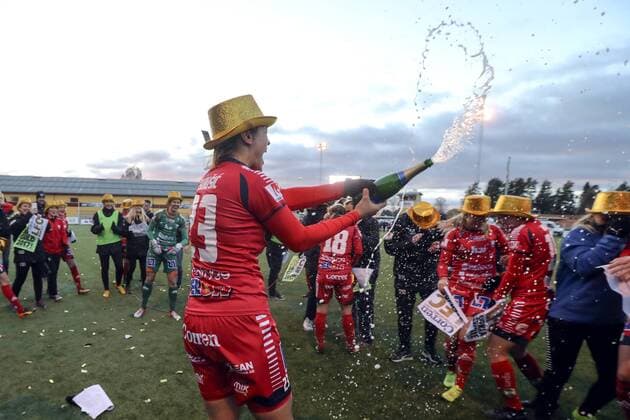 Fußball, Damen, Linköping feiert den Gewinn der schwedischen Meisterschaft 171029 Linköpings spelare jublar efter fotbollsmatchen i damallsvenskan mellan Kvarnsveden och Linköping den 29 oktober 2017 i Borlänge.  Copyright: DANIELxERIKSSON BB171029DR015