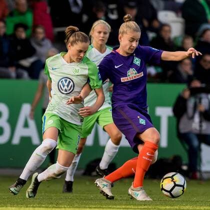 v.li.: Ewa Pajor (VfL Wolfsburg, 17) und Michelle Ulbrich (SV Werder Bremen, 5) im Zweikampf, Duell, duel, tackle, Fussball, Allianz Frauen-Bundesliga, VfL Wolfsburg - SV Werder Bremen,