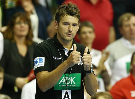 Trainer Christian Prokop Daumen hoch zeigend Aktion Oberkoerper Oberkörper Handball DHB Nationalmannschaft Herren Länderspiel Saison 2017 2018 29.10.2017 GER BRDeutschland vs. Spanien ESP