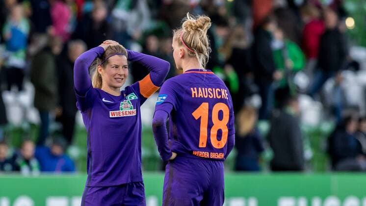 v.li.: Marie-Louise Eta (SV Werder Bremen, 6) und Lina Hausicke (SV Werder Bremen, 18) enttäuscht, enttäuscht schauend, disappointed, Fussball, Allianz Frauen-Bundesliga, VfL Wolfsburg - SV Werder Bremen,