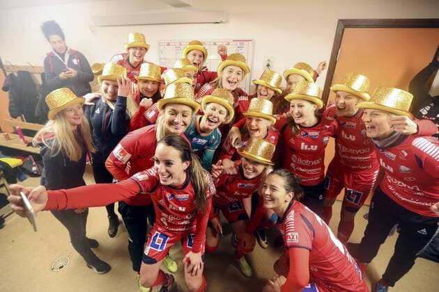 Bilder des Tages - SPORT Fußball, Damen, Linköping feiert den Gewinn der schwedischen Meisterschaft 171029 Linköpings Kosovare Asllani längst fram jublar efter fotbollsmatchen i damallsvenskan mellan Kvarnsveden och Linköping den 29 oktober 2017 i Borlänge.  Copyright: DANIELxERIKSSON BB171029DR024