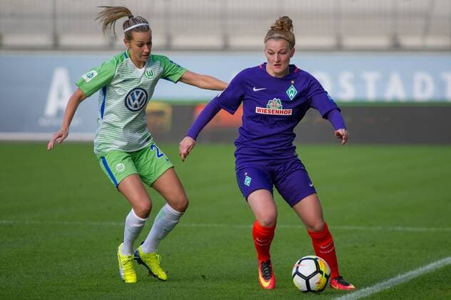 v.li.: Lena Goeßling (Goessling, VfL Wolfsburg, 28) im Zweikampf, Duell mit Verena Volkmer (SV Werder Bremen, 16), Fussball, Allianz Frauen-Bundesliga, VfL Wolfsburg - SV Werder Bremen,