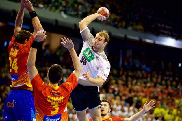 Handball Berlin 29.10.2017 Länderspiel Nationalmannschaft DHB Deutschland (GER) - Spanien (ESP) Paul Drux (Deutschland, No.95) GURBINDO Eduardo (Spanien, No.03) MORROS DE ARGILA Viran (Spanien, No.24)