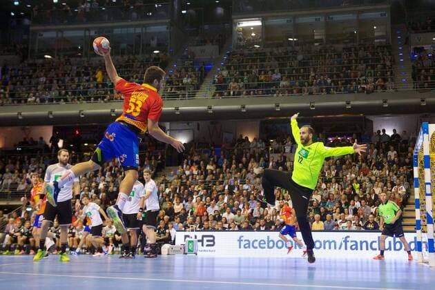 Handball Berlin 29.10.2017 Länderspiel Nationalmannschaft DHB Deutschland (GER) - Spanien (ESP) David Balaguer Romeu (Spanien, No.53) Silvio Heinevetter (Deutschland, TW, No.12)