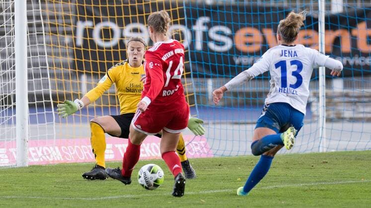 v.li.: Justien Odeurs (FF USV Jena, 1, Torwart), Fridolina Rolfö (FC Bayern München, 14), Karoline Heinze (FF USV Jena, 13); Fridolina Rolfö (FC Bayern München, 14) bereitet das 0:4 durch Lucie Vonkova (FC Bayern München, 13) (nicht im Bild, not pictured) vor, Fußball, Allianz Frauen-Bundesliga, FF USV Jena - FC Bayern München,