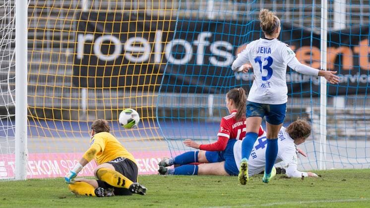 Lucie Vonkova (FC Bayern München, 13) trifft zum 0:4; Tor, goal, Torerfolg, Aktion, Fußball, Allianz Frauen-Bundesliga, FF USV Jena - FC Bayern München,