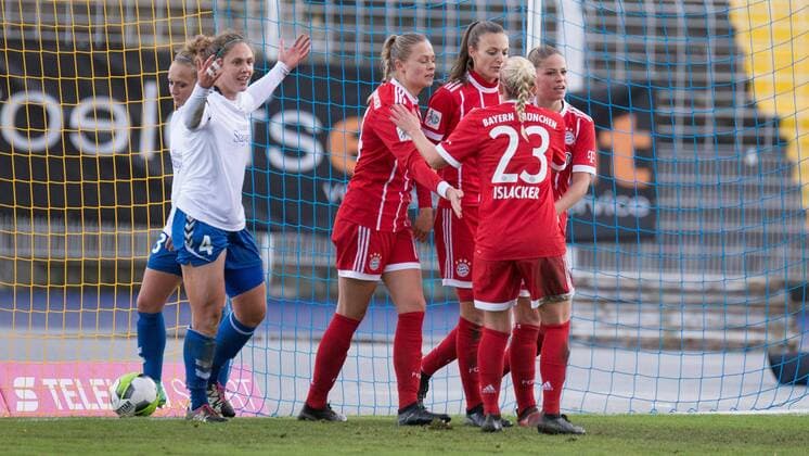 Jubel, celebration bei FC Bayern München über das 0:4 durch Lucie Vonkova (FC Bayern München, 13), Fußball, Allianz Frauen-Bundesliga, FF USV Jena - FC Bayern München,