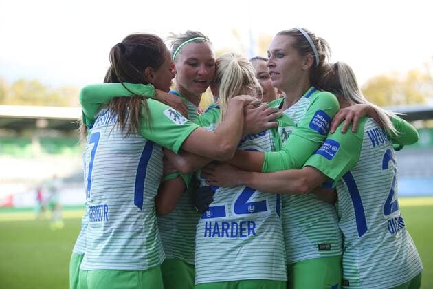 VfL vs Bremen, Frauen Wolfsburg, Deutschland. 29.10.2017, FUßBALL - VfL Wolfsburg vs SV Werder Bremen, 1. Allianz Frauen Bundesliga, Saison 2017-18. Bild zeigt: Pernille Harder (VfL Wolfsburg) jubelt mit der Mannschaft nach ihrem Tor zum 3:2 Wolfsburg