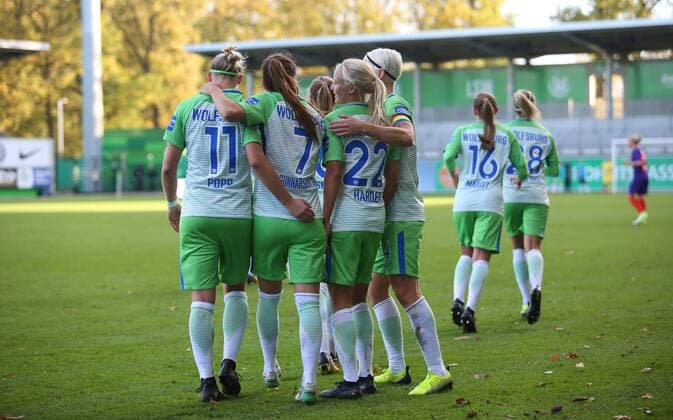 VfL vs Bremen, Frauen Wolfsburg, Deutschland. 29.10.2017, FUßBALL - VfL Wolfsburg vs SV Werder Bremen, 1. Allianz Frauen Bundesliga, Saison 2017-18. Bild zeigt: Pernille Harder (VfL Wolfsburg) jubelt mit der Mannschaft nach ihrem Tor zum 3:2 Wolfsburg