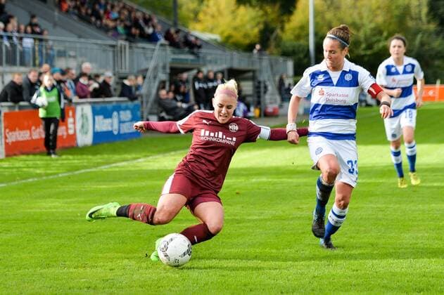 Ina Lehmann (SGS, 21) flankt vor Kathleen Radtke (MSV, 33), Fussball, Allianz Frauen-Bundesliga,MSV Duisburg - SGS Essen,