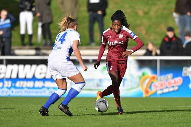 Zweikampf Virginia Kirchberger (MSV, 24) Etonam Nicole Anyomi (SGS, 15), Fussball, Allianz Frauen-Bundesliga,MSV Duisburg - SGS Essen,