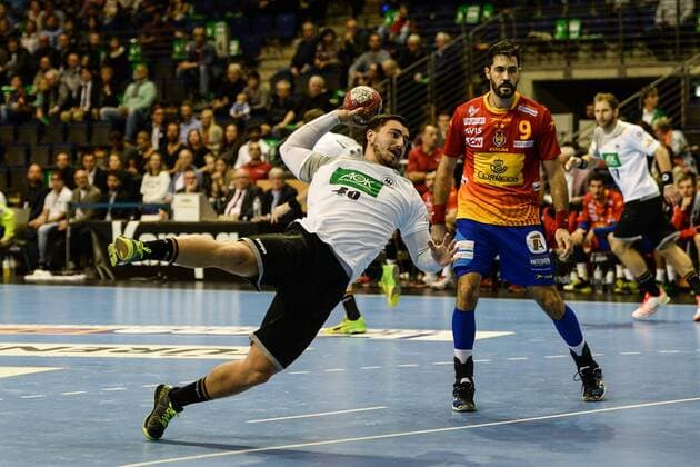 Handball, Herren, Länderspiel in Berlin, Saison 2017 18, Deutschland - Spanien, Jannik Kohlbacher (Nr. 48, Deutschland), Raul Entrerrios Rodriguez (Nr. 9, Spanien), 29.10.17, Copyright: xMichaelxHundtx xMatthiasxKochx