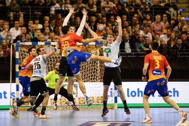 Handball, Herren, Länderspiel in Berlin, Saison 2017 18, Deutschland - Spanien, Kai Häfner (Nr. 25, Deutschland), Daniel Dujschebaev Dobichaeva (Nr. 59, Spanien), Finn Lemke (Nr. 6, Deutschland), Eduardo Gurbindo (Nr. 3, Spanien), 29.10.17, Copyright: xMichaelxHundtx xMatthiasxKochx