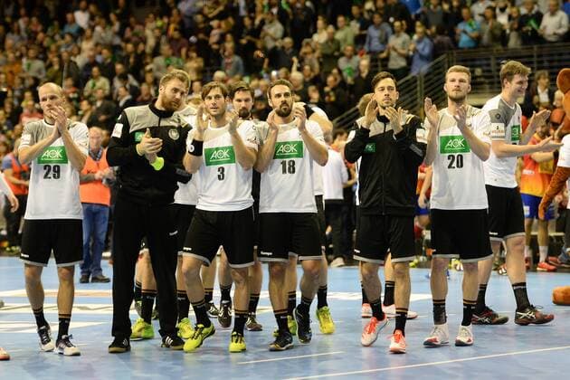 Handball, Herren, Länderspiel in Berlin, Saison 2017 18, Deutschland - Spanien, Jubel nach dem Abpfiff, die deutsche Mannschaft bedankt sich bei den Fans, 29.10.17, Copyright: xMichaelxHundtx xMatthiasxKochx