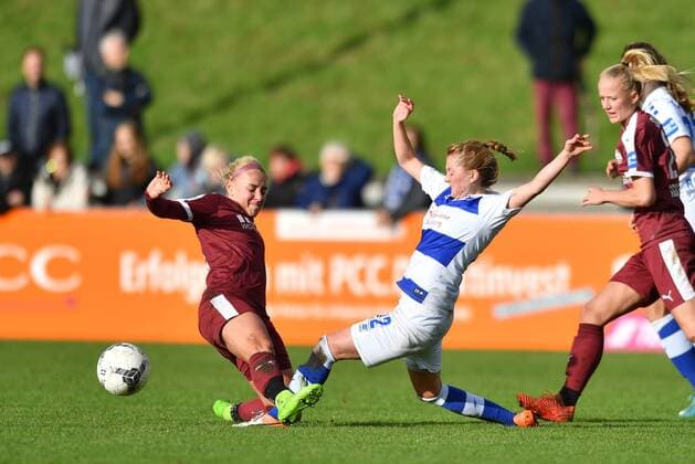 Zweikampf Ina Lehmann (SGS, 21) Vanessa Martini (MSV, 22), Fussball, Allianz Frauen-Bundesliga,MSV Duisburg - SGS Essen,
