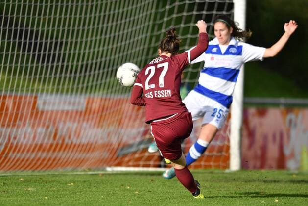 Marina Hegering (SGS, 27) schiesst zum 0:1 ein, Fussball, Allianz Frauen-Bundesliga,MSV Duisburg - SGS Essen,