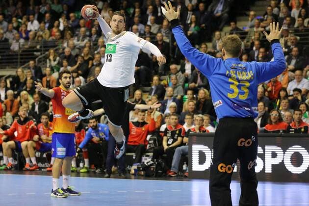 Deutschland, Berlin , Max Schmeling Halle , Handball , Nationalmannschaft der Männer , Saison 2017 2018 , Deutschland ( GER ) - Spanien ( ESP ) , Hendrik Pekeler ( GER ) Gonzalo Perez de Vargas Morena ( ESP )