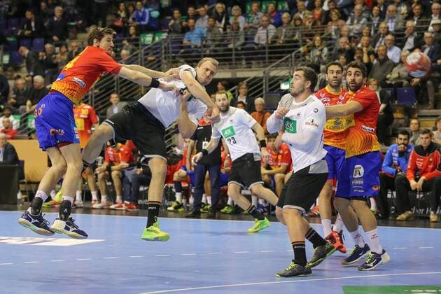 Deutschland, Berlin , Max Schmeling Halle , Handball , Nationalmannschaft der Männer , Saison 2017 2018 , Deutschland ( GER ) - Spanien ( ESP ) , Julius Kühn ( GER ) Viran Morros de Argila ( ESP )