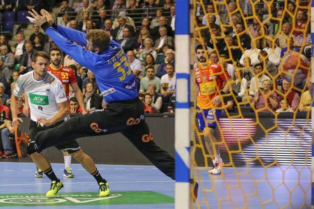 Deutschland, Berlin , Max Schmeling Halle , Handball , Nationalmannschaft der Männer , Saison 2017 2018 , Deutschland ( GER ) - Spanien ( ESP ) , Yves Kunkel ( GER ) Gonzalo Perez de Vargas Morena ( ESP )
