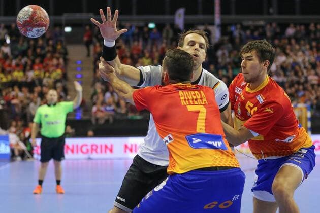Deutschland, Berlin , Max Schmeling Halle , Handball , Nationalmannschaft der Männer , Saison 2017 2018 , Deutschland ( GER ) - Spanien ( ESP ) , Kai Häfner ( GER )Valero Rivera Folch Daniel Dujshebaev ( ESP )