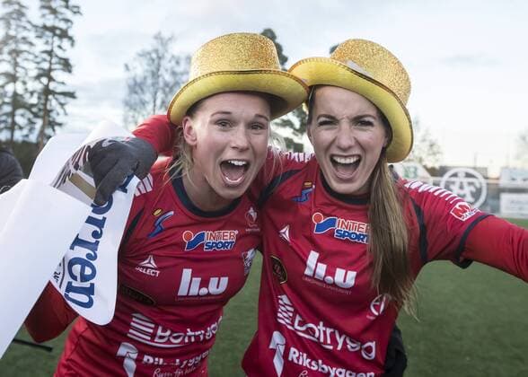 Fußball, Damen, Linköping feiert den Gewinn der schwedischen Meisterschaft 171029 Linköpings Kosovare Asllani spelarna jublar efter SM guld i fotbollsmatchen i damallsvenskan mellan Kvarnsveden och Linköping den 29 oktober 2017 i Borlänge.  Copyright: DANIELxERIKSSON BB171029DR035