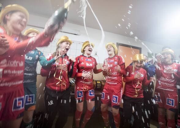 Fußball, Damen, Linköping feiert den Gewinn der schwedischen Meisterschaft 171029 Linköpings spelarna jublar efter SM guld i fotbollsmatchen i damallsvenskan mellan Kvarnsveden och Linköping den 29 oktober 2017 i Borlänge.  Copyright: DANIELxERIKSSON BB171029DR062