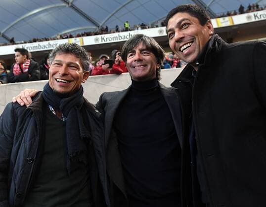 29.10.2017, xjhx, Fussball 1.Bundesliga, VfB Stuttgart - SC Freiburg, emspor, v.l. Krassimir Balakow, Trainer Joachim JOGI Loew (Deutsche Fussball Nationalmannschaft DFB), Giovane Elber29.10.2017, xjhx, Fussball 1.Bundesliga, VfB Stuttgart - SC Freiburg, emspor, v.l. K Stuttgart