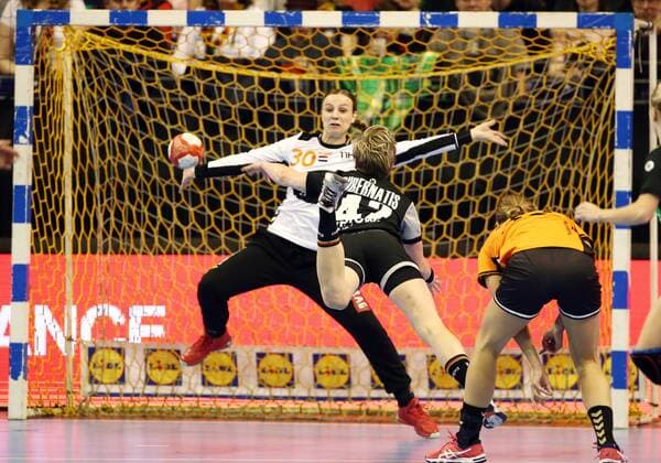 Friederike Gubernatis werfend, Torwart Rinka Duijndam Handball DHB Nationalmannschaft Damen Länderspiel Saison 2017 2018 29.10.2017 GER BRDeutschland vs. Niederlande NED