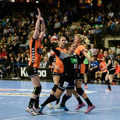 Bilder des Tages - SPORT Handball, Frauen-Länderspiel in Berlin, Saison 2017 18, Deutschland - Niederlande, Julia Behnke (Nr. 13, Deutschland) setzt sich gegen drei Niederländerinnen durch, 29.10.17, Copyright: xMichaelxHundtx xMatthiasxKochx