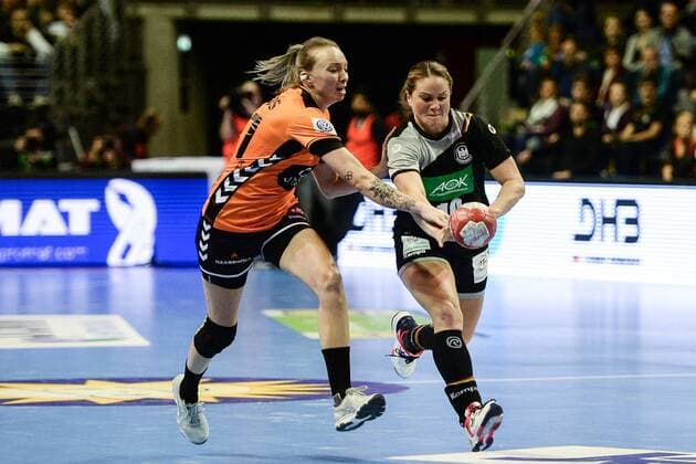 Handball, Frauen-Länderspiel in Berlin, Saison 2017 18, Deutschland - Niederlande, Michelle Goos (Nr. 21, Niederlande), Anna Loerper (Nr. 10, Deutschland), 29.10.17, Copyright: xMichaelxHundtx xMatthiasxKochx