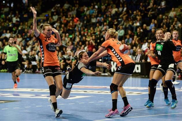 Handball, Frauen-Länderspiel in Berlin, Saison 2017 18, Deutschland - Niederlande, Michelle Goos (Nr. 21, Niederlande), Anna Loerper (Nr. 10, Deutschland), Kristy Zimmermann (Nr. 2, Niederlande), 29.10.17, Copyright: xMichaelxHundtx xMatthiasxKochx