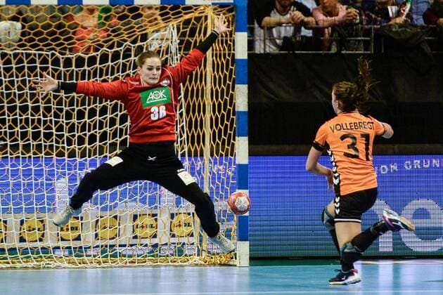 Handball, Frauen-Länderspiel in Berlin, Saison 2017 18, Deutschland - Niederlande, Dinah Eckerle (Nr. 36, Deutschland), Kelly Johanna Vollebregt (Nr. 31, Niederlande), 29.10.17, Copyright: xMichaelxHundtx xMatthiasxKochx