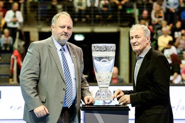 Handball, Frauen-Länderspiel in Berlin, Saison 2017 18, Deutschland - Niederlande, DHB-Präsident Andreas Michelmann (li.) und IHF-Präsident Hassan Moustafa (re.) präsentieren den Sieger-Pokal für die Handball-WM der Frauen in Deutschland, 29.10.17, Copyright: xMichaelxHundtx xMatthiasxKochx
