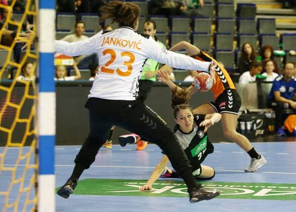 Torwart Jankovic, Alexandra Mazzucco werfend Aktion Spielszene Zweikampf Handball DHB Nationalmannschaft Damen Länderspiel Saison 2017 2018 29.10.2017 GER BRDeutschland vs. Niederlande NED