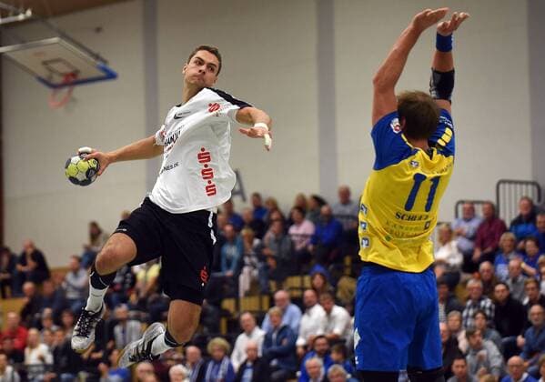 29.10.2017, xpsx, Handball 3.Liga, HSG Hanau - TV Germania Grosssachsen v.l. Yaron Pillmann (Hanau), Philipp Schulz (Grosssachsen) Hanau Hessen Deutschland