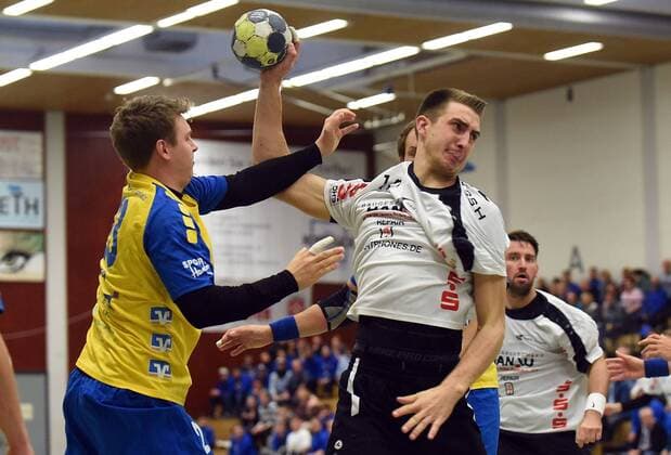 29.10.2017, xpsx, Handball 3.Liga, HSG Hanau - TV Germania Grosssachsen v.l. Florian Sauer (Grosssachsen), Marc Strohl (Hanau) Hanau Hessen Deutschland