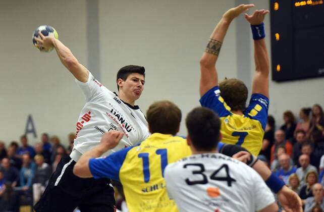 29.10.2017, xpsx, Handball 3.Liga, HSG Hanau - TV Germania Grosssachsen v.l. Maximilian Bergold (Hanau), Philipp Schulz (Grosssachsen), Marius Jörnes (Grosssachsen) Hanau Hessen Deutschland