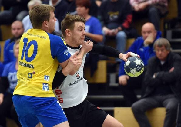 29.10.2017, xpsx, Handball 3.Liga, HSG Hanau - TV Germania Grosssachsen v.l. Jan Triebskorn (Grosssachsen), Jan-Eric Ritter (Hanau) Hanau Hessen Deutschland