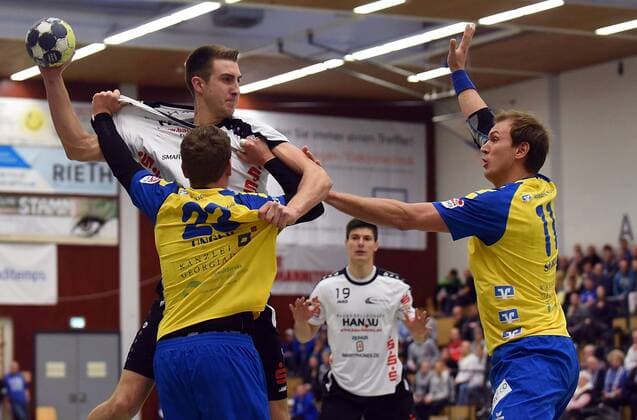 29.10.2017, xpsx, Handball 3.Liga, HSG Hanau - TV Germania Grosssachsen v.l. Florian Sauer (Grosssachsen), Marc Strohl (Hanau), Philipp Schulz (Grosssachsen) Hanau Hessen Deutschland