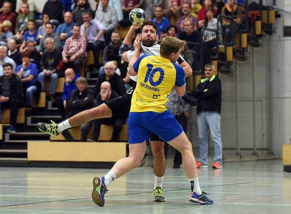 29.10.2017, xpsx, Handball 3.Liga, HSG Hanau - TV Germania Grosssachsen v.l. Lucas Lorenz (Hanau), Jan Triebskorn (Grosssachsen) Hanau Hessen Deutschland