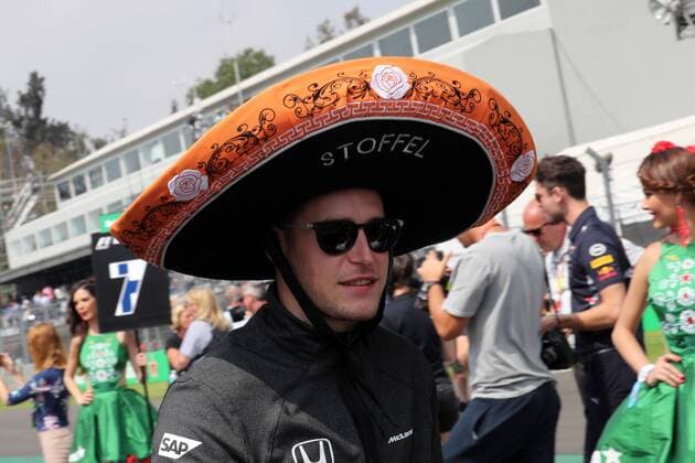 Formel 1, GP Mexiko, vor dem Start 29.10.2017 - Stoffel Vandoorne (BEL) McLaren MCL32 Mexican Grand Prix, Mexico City 26 - 29 October 2017 29.10.2017 - Stoffel Vandoorne (BEL) McLaren MCL32 