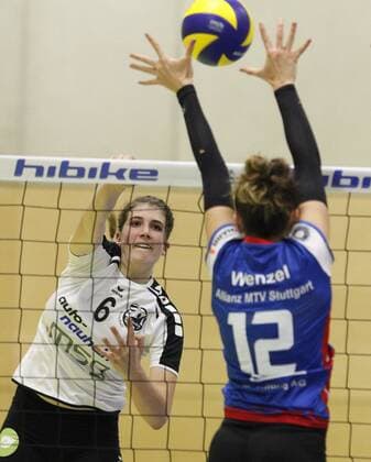 Volleyball Hessen - 2. Bundesliga - Süd Frauen 29.10.2017 TG Bad Soden (ws) - MTV Stuttgart II (blau) v.l. Anna Kunstmann (Bad Soden), Julia Wenzel (Stuttgart) TG Bad Soden - MTV Stuttgart II