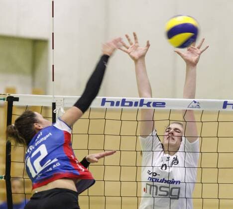 Volleyball Hessen - 2. Bundesliga - Süd Frauen 29.10.2017 TG Bad Soden (ws) - MTV Stuttgart II (blau) v.l. Julia Wenzel (Stuttgart), Anna Kunstmann (Bad Soden) TG Bad Soden - MTV Stuttgart II