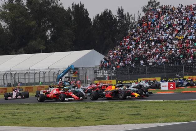 29.10.2017 - Start of the race, Max Verstappen (NED) Red Bull Racing RB13 and Lewis Hamilton (GBR) Mercedes AMG F1 W08 Mexican Grand Prix, Mexico City 26 - 29 October 2017 29.10.2017 - Start of the race, Max Verstappen (NED) Red Bull Racing RB13 and Lewis Hamilton (GBR) Mercedes AMG F1 W08 