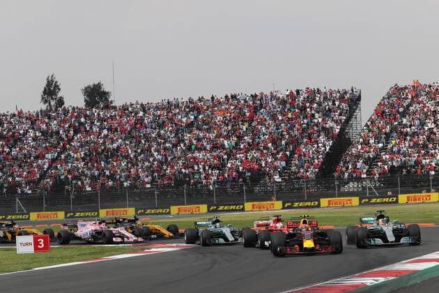 Formel 1, GP Mexiko 29.10.2017 - Race, Start of the race, Max Verstappen (NED) Red Bull Racing RB13 and Lewis Hamilton (GBR) Mercedes AMG F1 W08 Mexican Grand Prix, Mexico City 26 - 29 October 2017 29.10.2017 - Race, Start of the race, Max Verstappen (NED) Red Bull Racing RB13 and Lewis Hamilton (GBR) Mercedes AMG F1 W08 