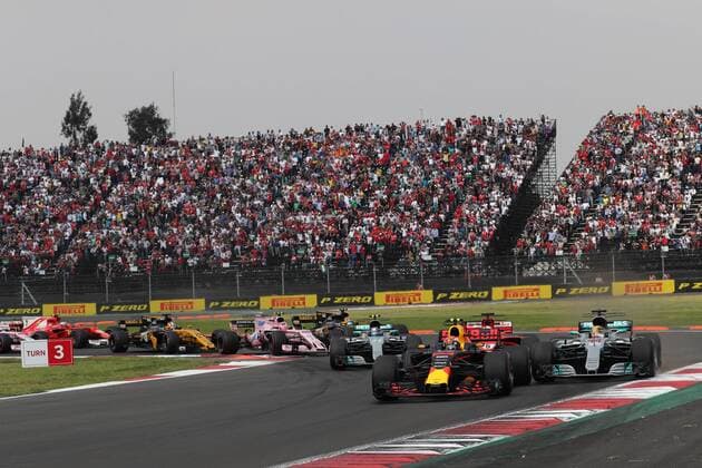 Formel 1, GP Mexiko 29.10.2017 - Race, Start of the race, Max Verstappen (NED) Red Bull Racing RB13, Lewis Hamilton (GBR) Mercedes AMG F1 W08 and Sebastian Vettel (GER) Scuderia Ferrari SF70H Mexican Grand Prix, Mexico City 26 - 29 October 2017 29.10.2017 - Race, Start of the race, Max Verstappen (NED) Red Bull Racing RB13, Lewis Hamilton (GBR) Mercedes AMG F1 W08 and Sebastian Vettel (GER) Scuderia Ferrari SF70H 